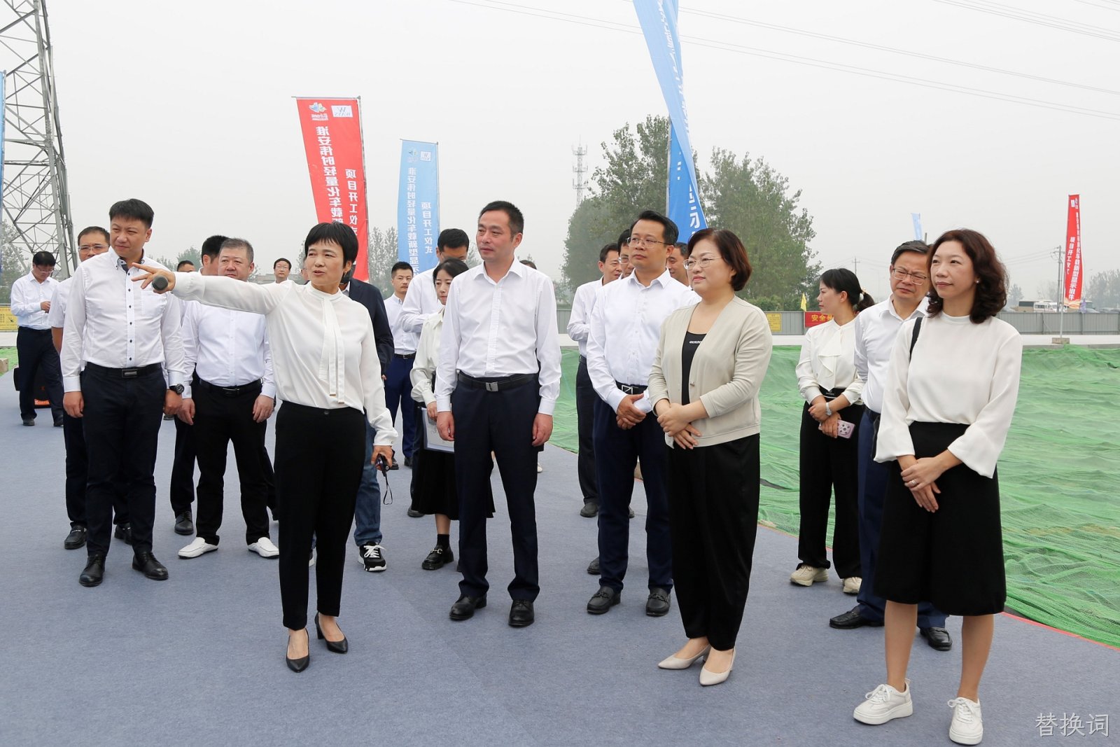 1696670165479772.jpg 淮安替换词轻量化车载新型显示组件项目开工建设3.JPG